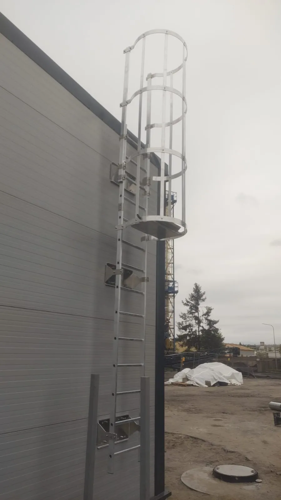 Drabina stalowa wejśce na dach hali 2