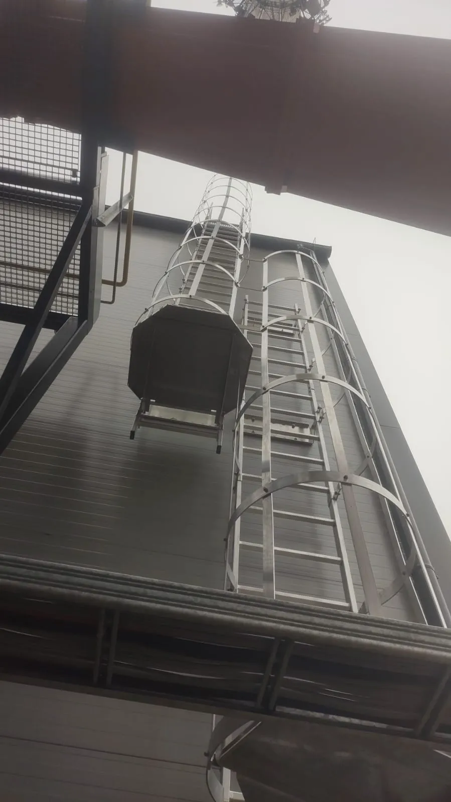 Drabina stalowa wejśce na dach hali 3