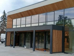 zadasznie przed wejściem do budynku